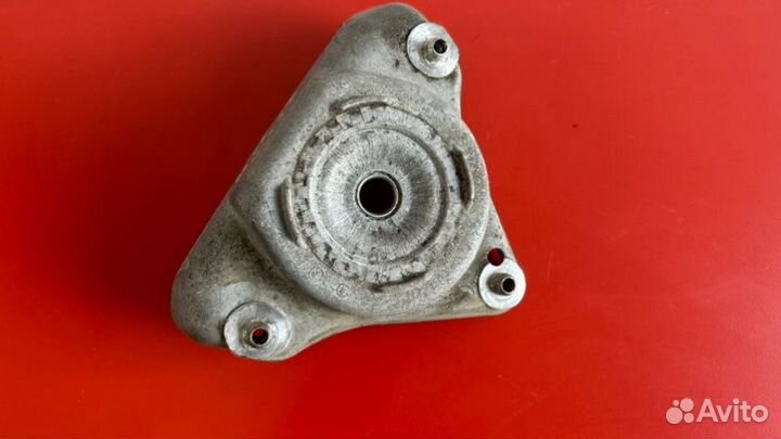 Крепление амортизатора переднее правое Audi A6 C6