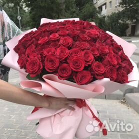 Букет роз в вазе дома