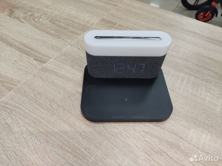 Часы с беспроводной зарядкой и ночником VFZ