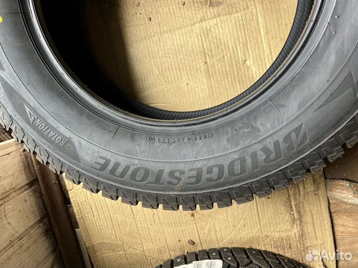 Bridgestone Blizzak Spike-02 SUV 235/65 R17