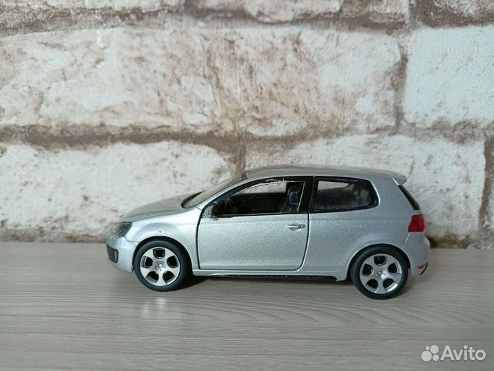 Модель Volkswagen Golf GTI машинка