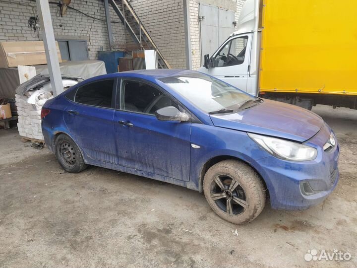 В разборе Hyundai Solaris 1
