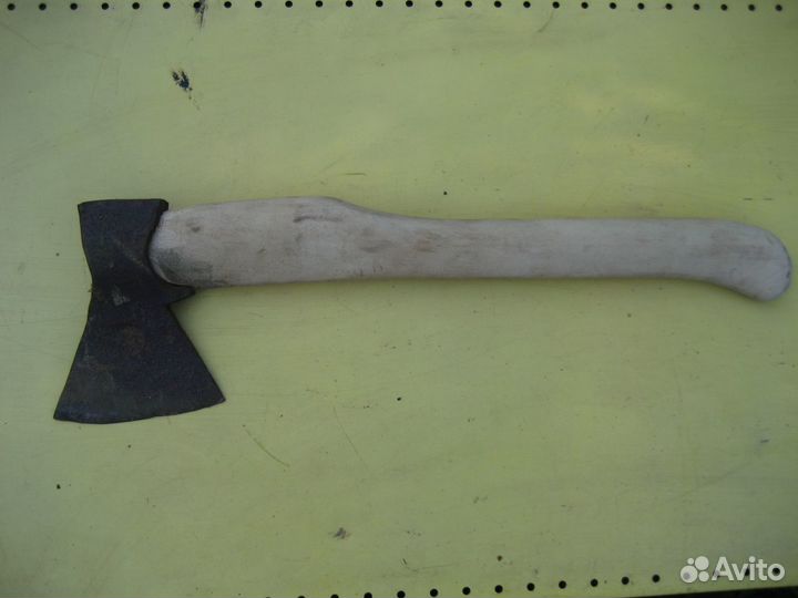 Советский топор с топорищем