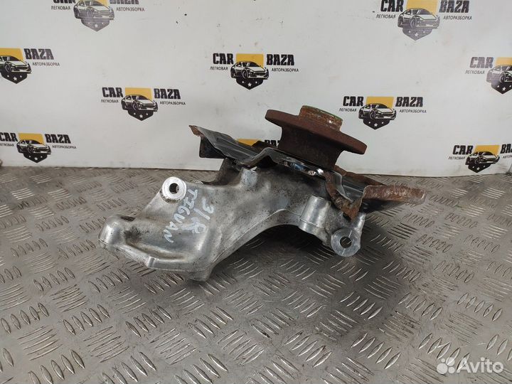 Кулак задний правый R Audi Q3, Volkswagen Tiguan