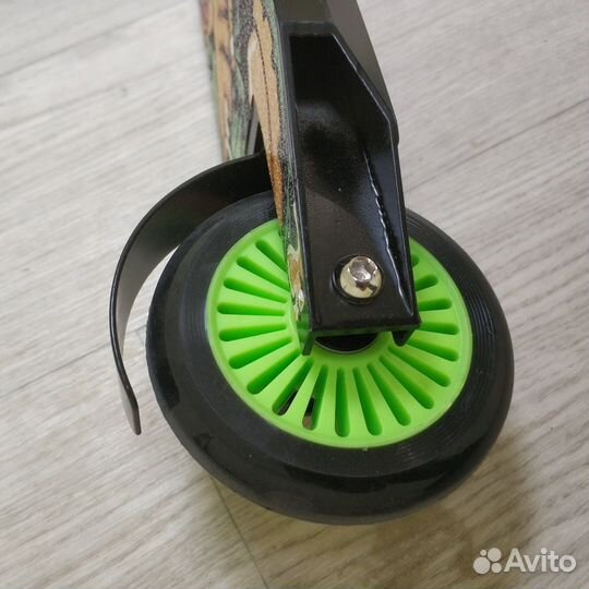 Трюковой самокат с пластиковыми дисками в колесах