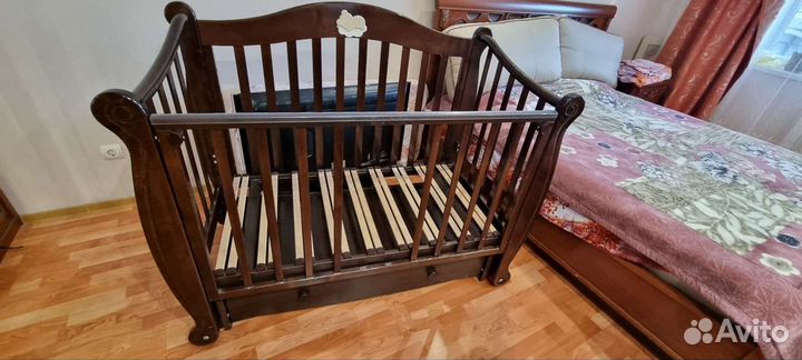 Детская кроватка с продольным маятником