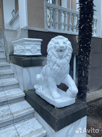 Лев с шаром (левый, правый)