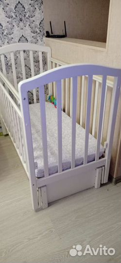 Детская кроватка с маятником