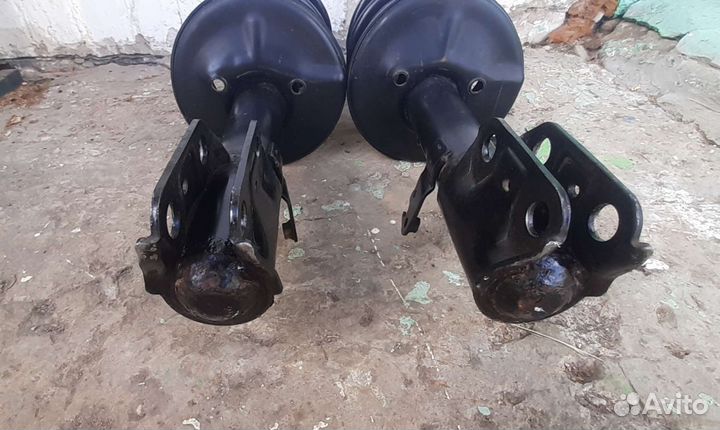 Передние стойки на Тоёта исис