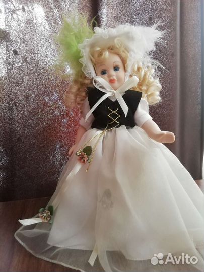 Кукла фарфоровая