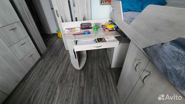 Детская кровать чердак со столом выдвижным