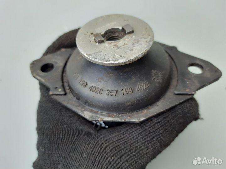 Опора двигателя левая Volkswagen Passat B3