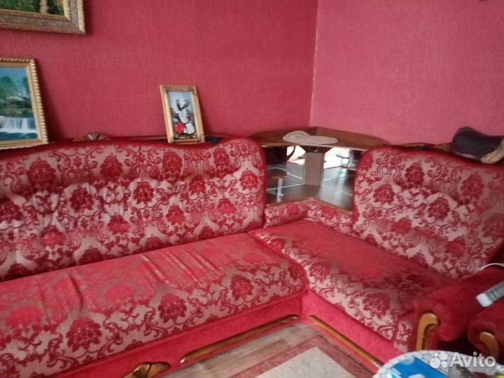 Угловой диван и кресло