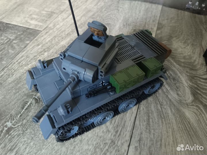 Конструктор Лего, немецкий танк с солдатами
