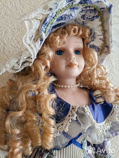 Кукла в платье и в шляпке