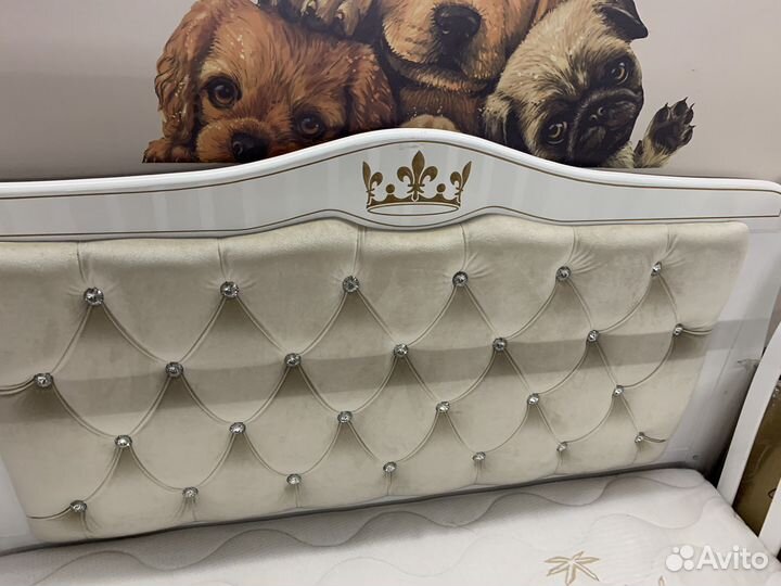 Детская кроватка с маятником белая