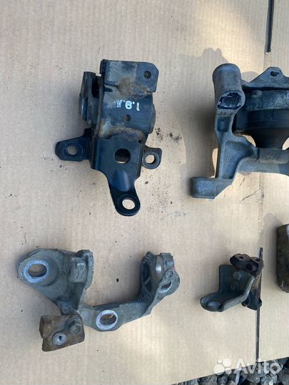 Опора двигателя и МКПП Mazda CX-5 KE 2.0