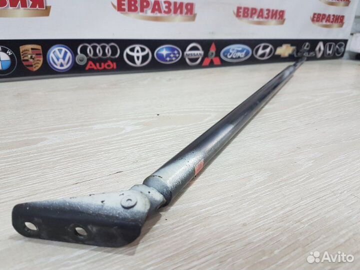 Амортизатор двери багажника задний правый Toyota