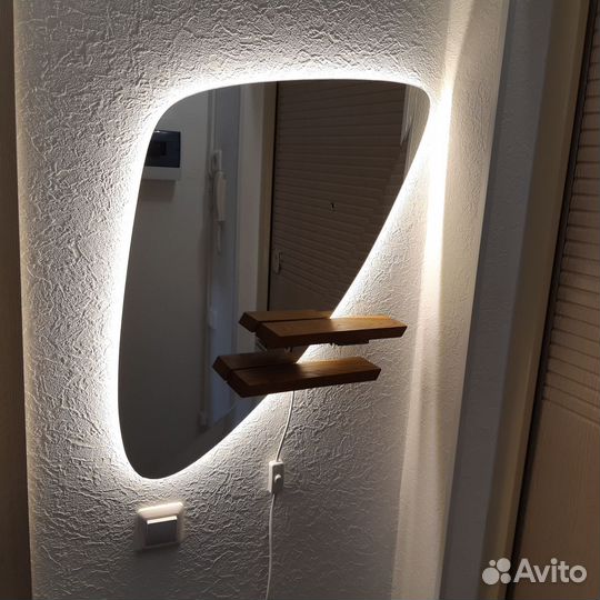 Зеркало настенное с полочками