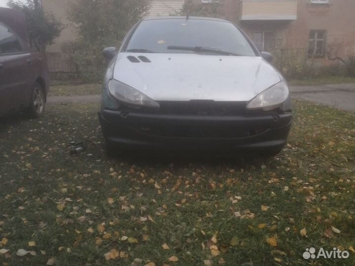 Peugeot 206 1.1 МТ, 1998, битый, 200 000 км