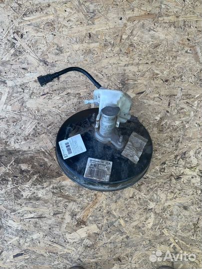 Вакуумный усилитель тормозов в сборе передний