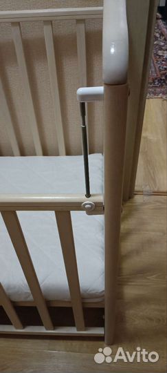 Детская кроватка с маятником