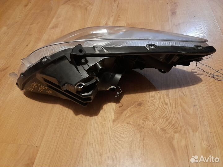 Фара передняя правая Toyota Yaris