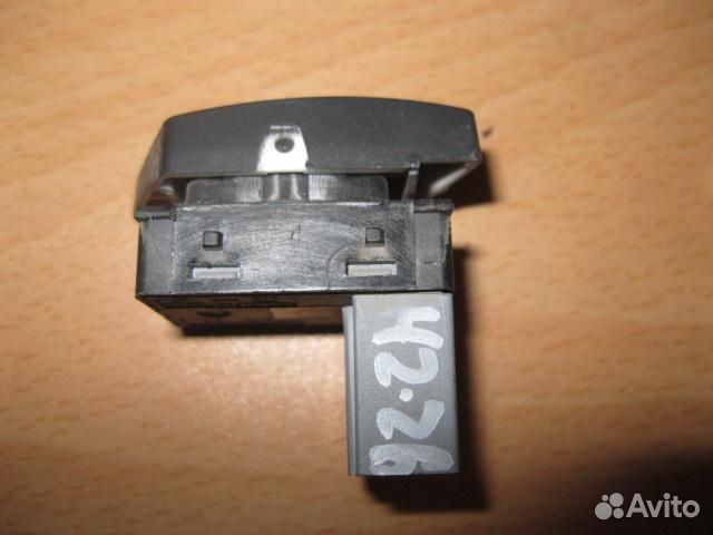 Кнопка стеклоподъемника от Skoda Octavia (A5 1Z)