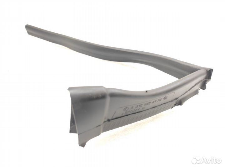 Уплотнитель капота передний правый Mercedes-Benz