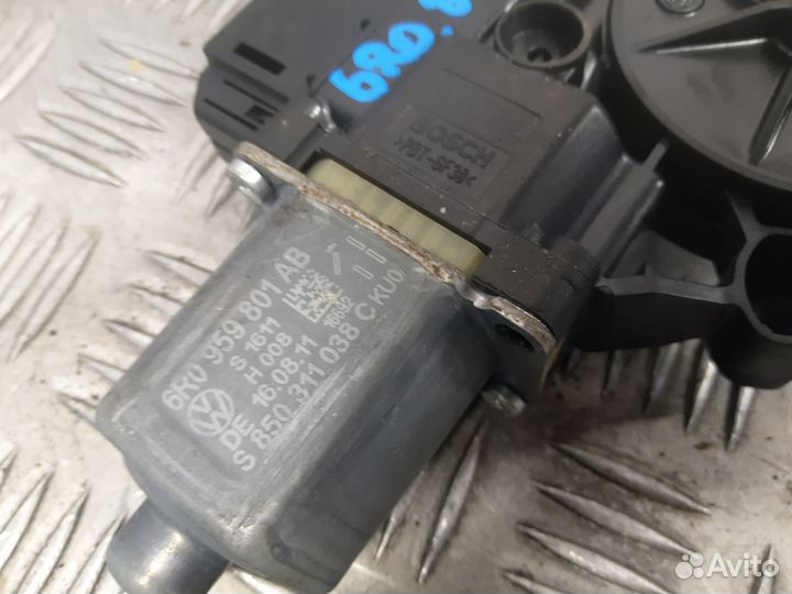 Б/У Моторчик стеклоподъемника передний левый VW