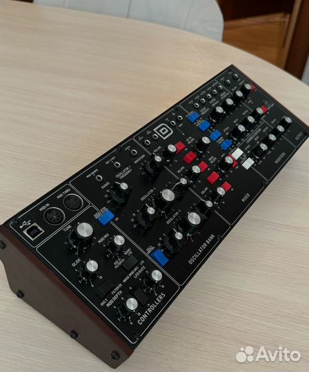 Продам синтезатор behringer model d