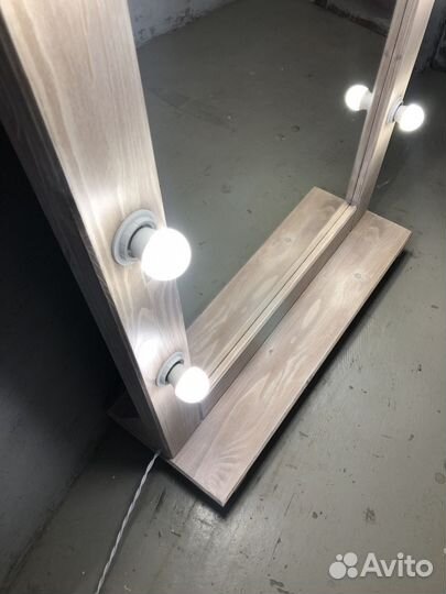 Гримерное зеркало с лампочками на подставке