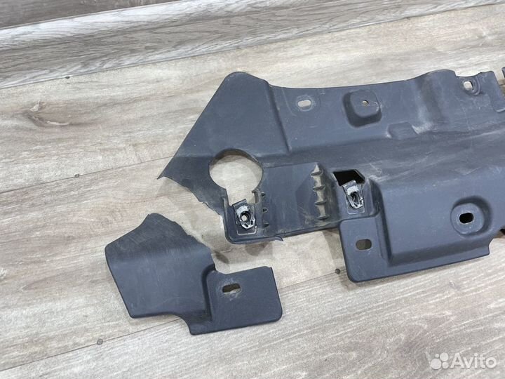 Накладка замка капота Ford Kuga 2 (2012-2019)