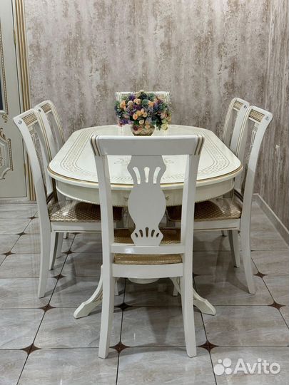 Стол и стулья