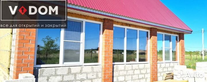 Пластиковая балконная дверь с окном