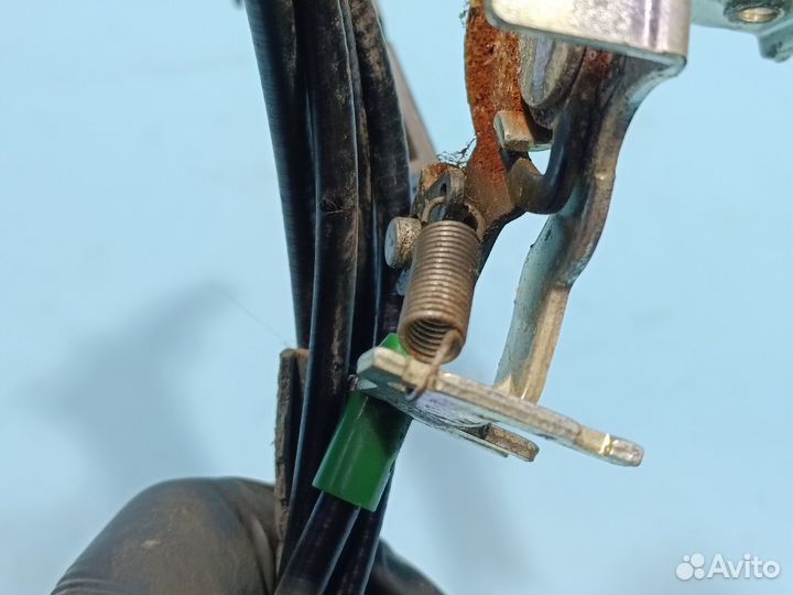 Трос открытия лючка бензобака Mitsubishi Carisma