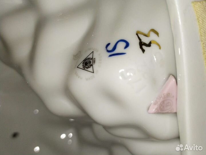 Фарфоровая статуэтка Девушка с книгой Чехия Royal