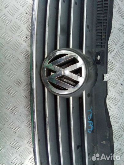 Решетка радиатора 3B0853651L Volkswagen Passat B5