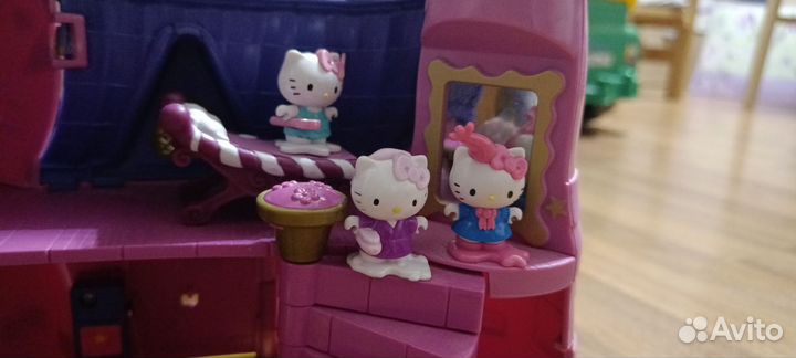 Игрушечный замок с фигурками