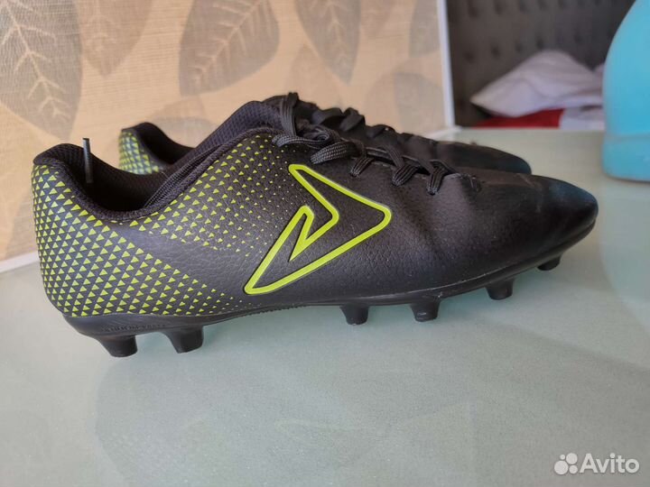 Футбольные бутсы с шипами