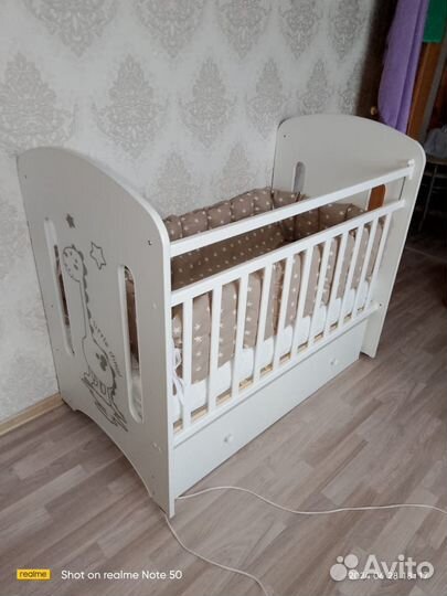 Детская кроватка с маятником и ящиком