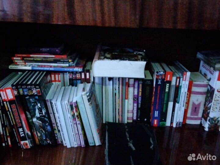 Комиксы, манга, значки, фигурки