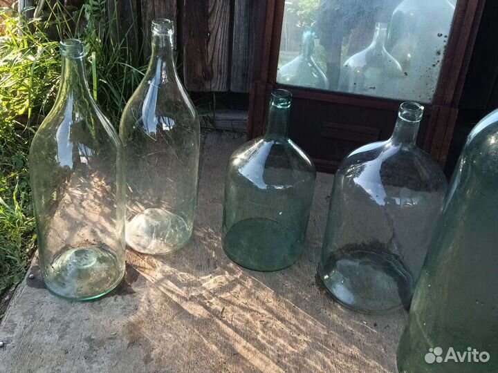 Стеклянные бутыли и четверти