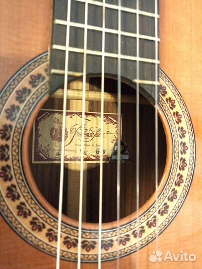 Классическая испанская гитара массив