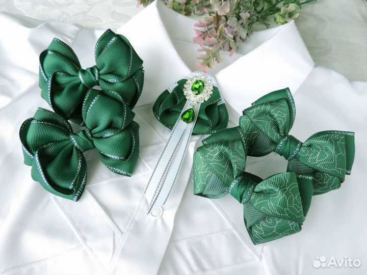 Школьные комплекты: банты и галстук-брошь разные