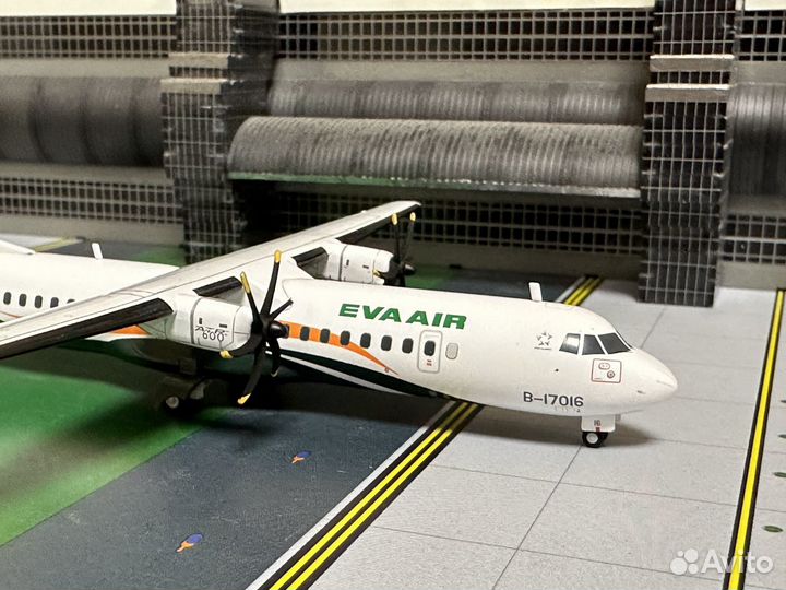 Модель ATR-72-600 EVA AIR 1/200 albatros