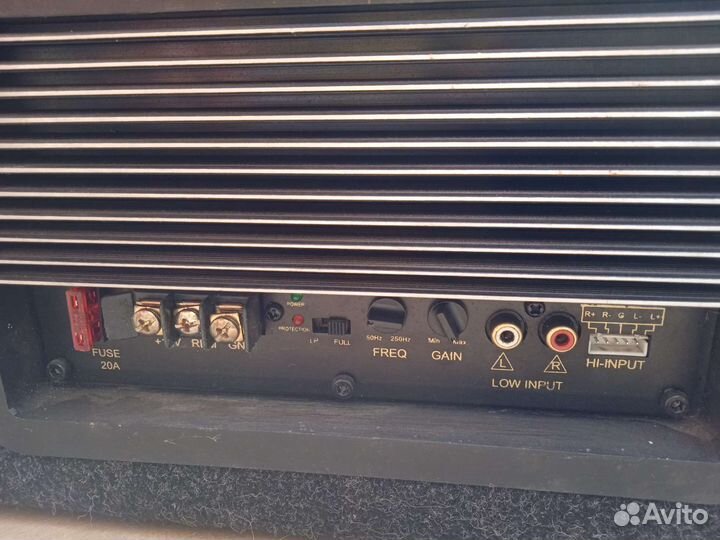 Сабвуфер и усилитель в автомобиль