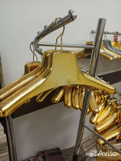 Вешалки для шуб с широким плечиками