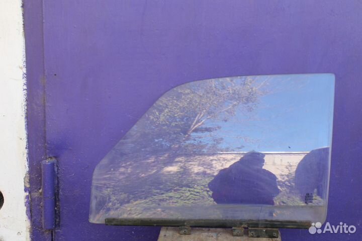 Боковое переднее и заднее стёкла,от Волги 3105