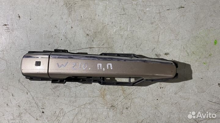 Ручка двери передняя правая Mercedes Benz W210